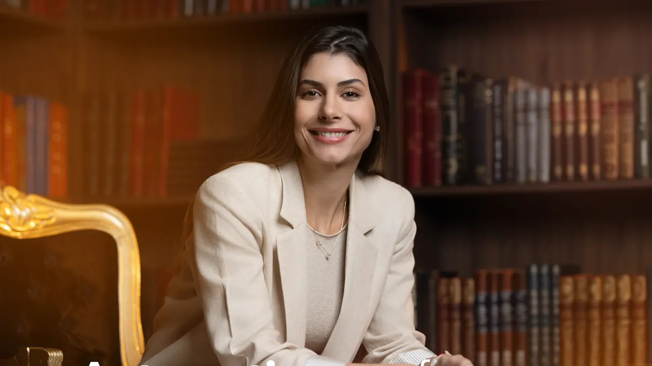 Carine Santana em seu escritório